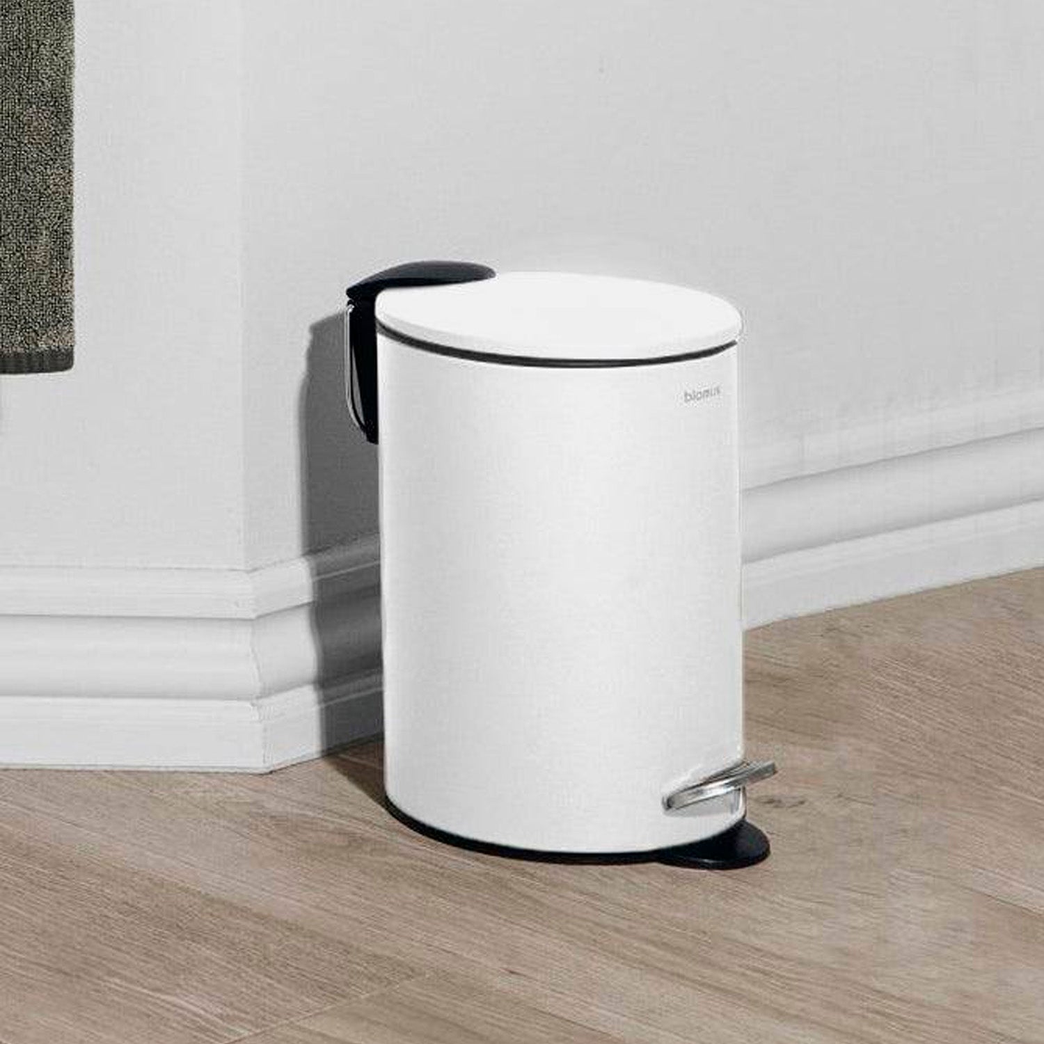 TRASH CAN WITH PEDAL WHITE TUBE